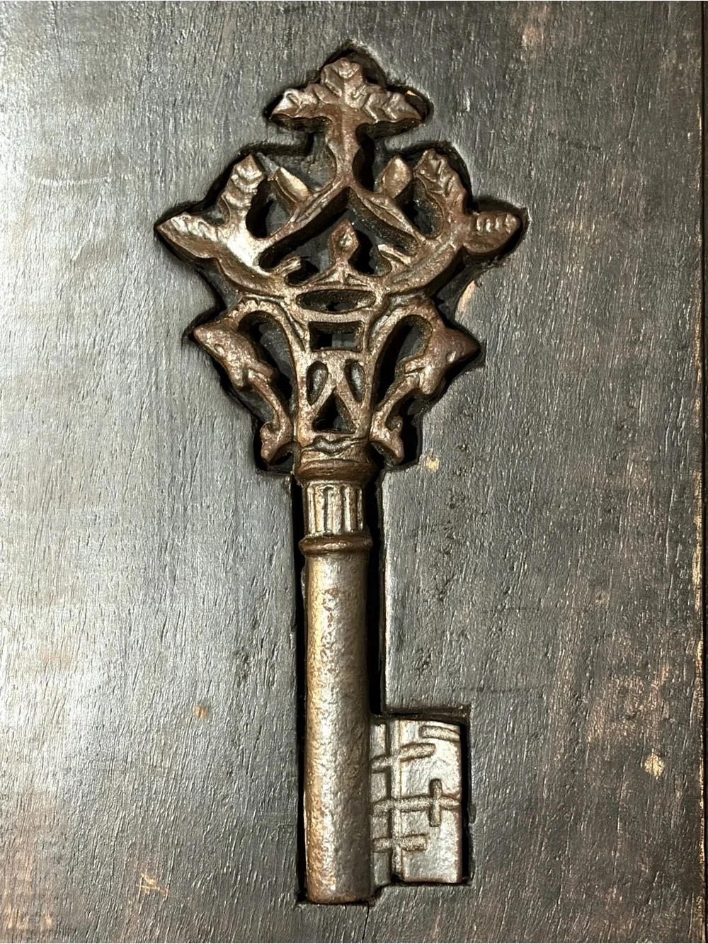 Vintage- 🖤 Set of 2 wall plaques featuring a Cast-Iron Skeleton Key- Heavy Wood